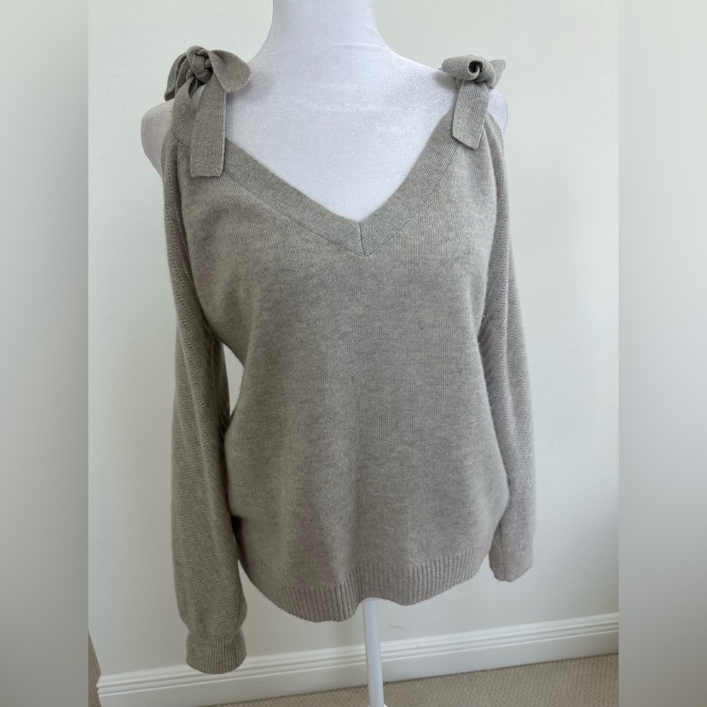 Leo & Sage Cashmere Sweater, light Gray, Sleeves have a unique look, Siz…